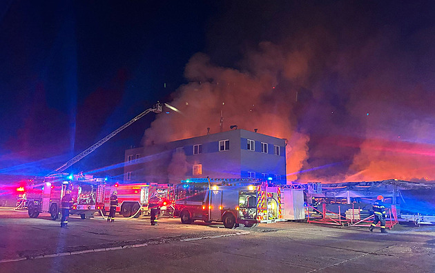 „Zveřejníme tajné dokumenty.“ Skupina hlásící se k požáru haly hrozí zbrojní firmě