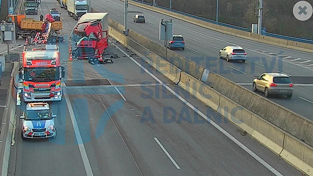 Nehoda nákladních aut uzavřela část Pražského okruhu ve směru na letiště