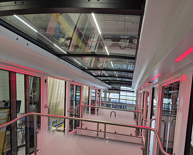 VIDEO: Nové vozy pro petřínskou lanovku jsou už v Česku. Brzy je posadí na trať