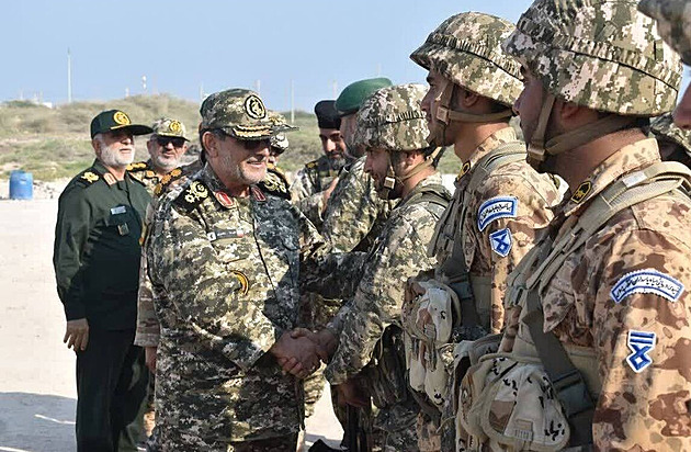 Velitel námořnictva íránských revolučních gard je po smrti, potvrdil Teherán