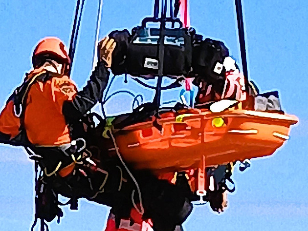 Vrtulník využít nemohli, zraněného dělníka snesli z rozestavěného domu pomocí jeřábu