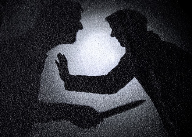 Konflikt opilců v baru. Recidivista při hádce tasil nůž a pobodal soka