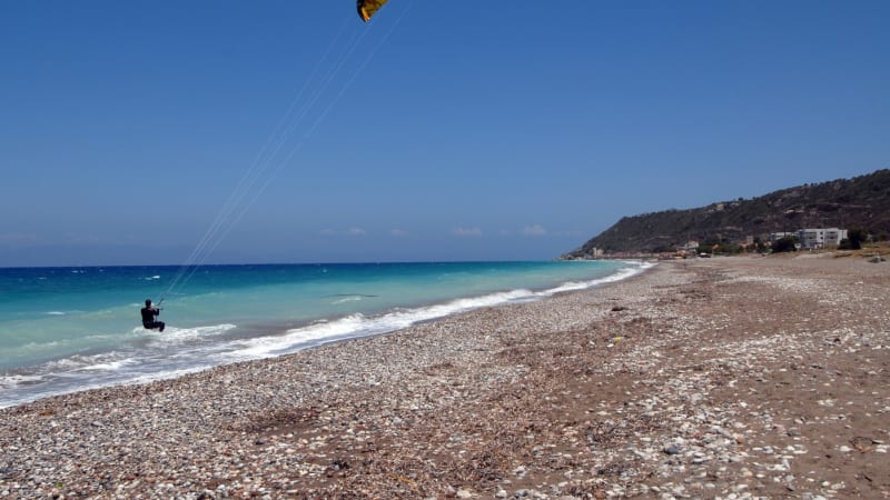 Tajemný balík na pláži vzbudil rozruch. Na Rhodosu odkryli překvapení za miliony korun