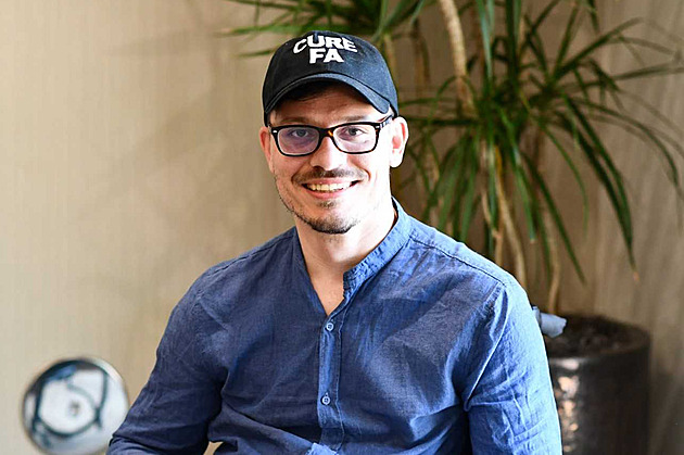 Vzácná nemoc bere lidem řeč i pohyb. Lék existuje, ne všichni se k němu dostanou