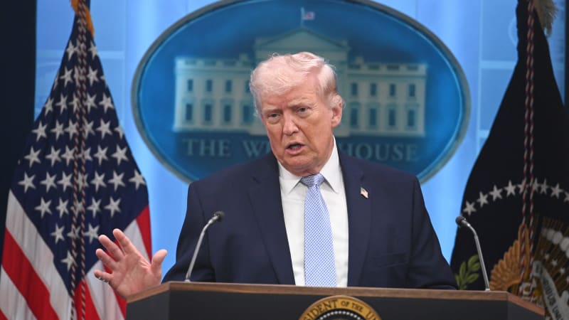 Zničení civilizace se nekoná. Trump opět otočil, odložil bombardování Íránu a mluví o míru