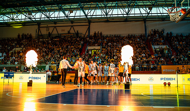 Sršni míří na zimní stadion. V novém prostředí přivítají basketbalového mistra