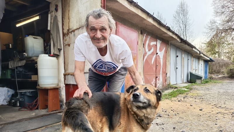 REPORTÁŽ: Nový tchán Lucie Bílé žije v garáži, sbírá odpad a miluje Pražský výběr