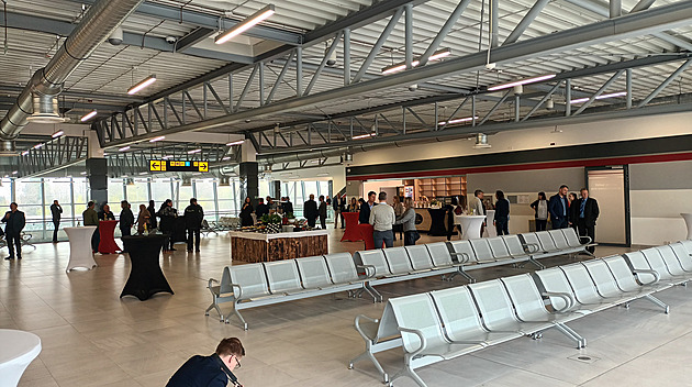 Pardubický letištní terminál se dočkal patra, cestujícím nabídne výhled na ranvej