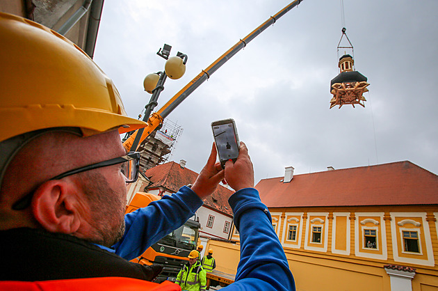 Až to tam dáme, tleskejte jako v letadle. Na borovanský kostel usazovali novou báň