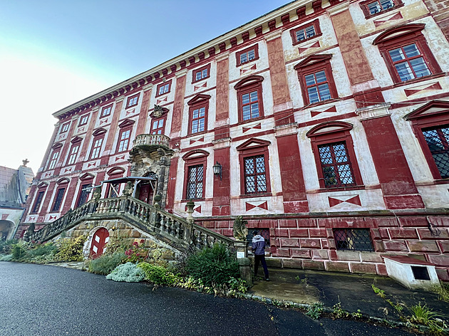 Tento zámek v Českém středohoří roky nikdo nechce, kraj snížil cenu na třetinu