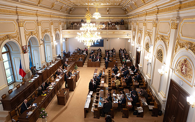 Poslanci projednají návrh, který má usnadnit výměnu státních úředníků