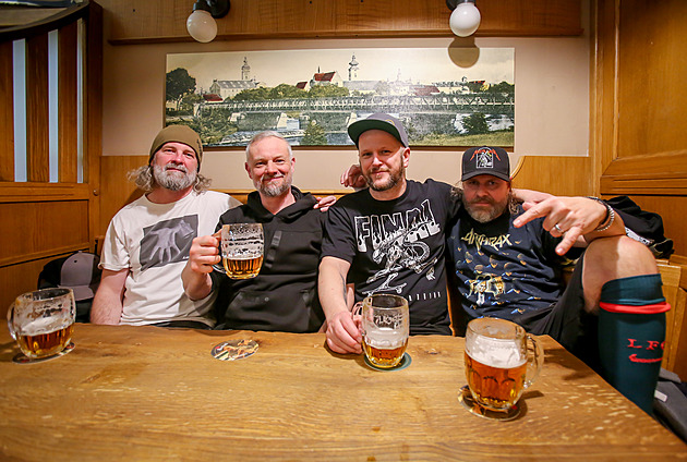 Kvůli názvu jim hází klacky pod nohy. Přesto budějovičtí Satisfvcktion slaví 35 let