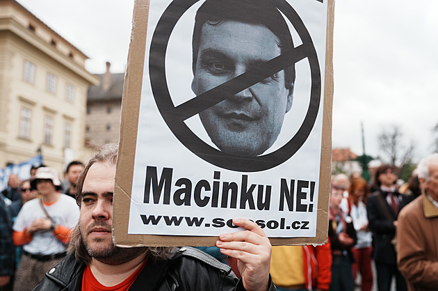 „Červenou Červenému.“ Stovky lidí v Praze protestovaly proti Motoristům