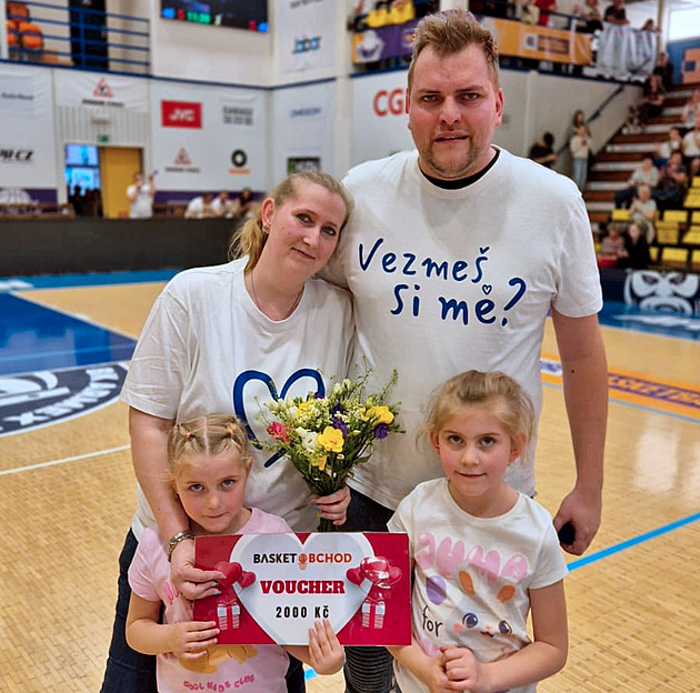 Vezmeš si mě? Děčínský bubeník při největším zápase NBL poklekl