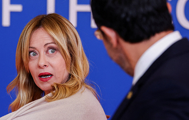 Španělsko a Británie reagují na úvahy USA o trestech v NATO. Ozvala se i Meloniová