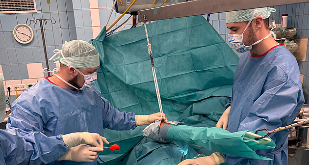 Unikátní zákrok. Lékaři poprvé využili při operaci ramene pacientovu chrupavku