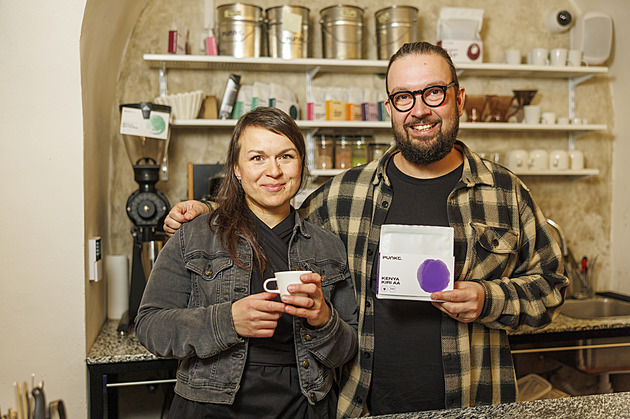 Mají tři podniky, pražírnu i výrobnu zákusků. Kavárníci se nově spojili s architekty