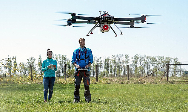 Na Olomoucku zbrojí na boj s komáry, koupí další dron i vybavení pro vrtulník