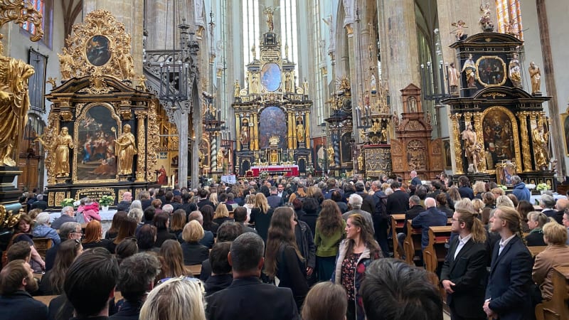 ON-LINE: Česko se loučí s Potměšilem. Smutečních hostů jsou stovky, dorazil Trojan i Holubová