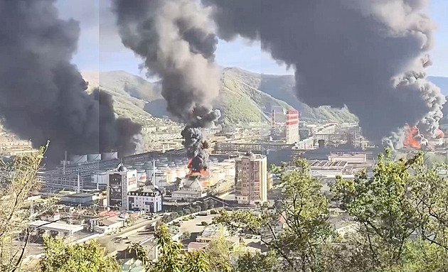 Ukrajina neustává v ničení Tuapse. Části města evakuují, pláže pokryla ropa