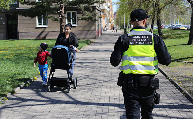 Pomáhají i v ghettech. Asistentů strážníků teď ubývá, města přišla o dotace