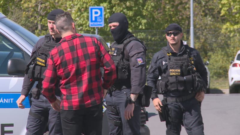 Špatná obchodní strategie, nebo podvod za miliony? Policie zaklekla na pražský autobazar