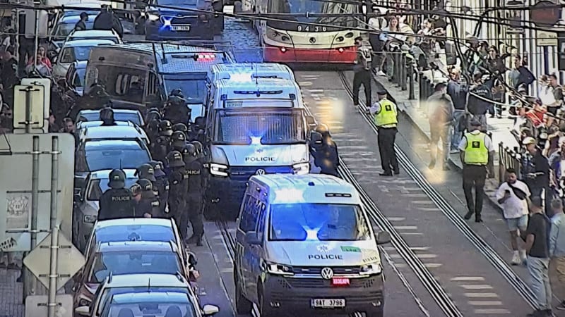 Hromadná bitka na prvního máje. Speciální policejní jednotka zasáhla proti skupině potížistů