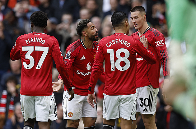 Tottenham se posunul mimo sestupovou pozici, United porazili Liverpool