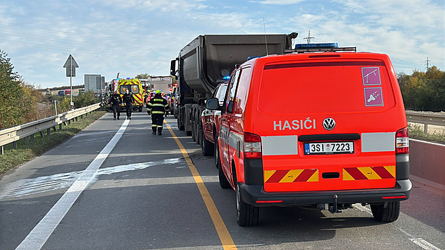 Na Pražském okruhu havarovala nákladní auta