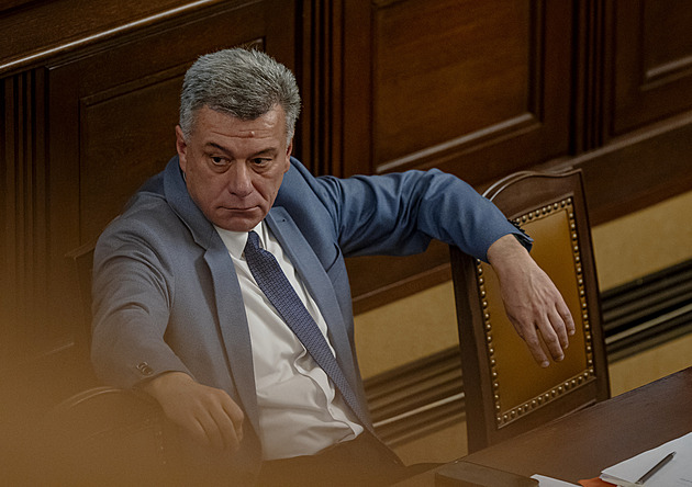Policie obvinila v bitcoinové kauze další tři lidi. Exministr Blažek se cítí být nevinný