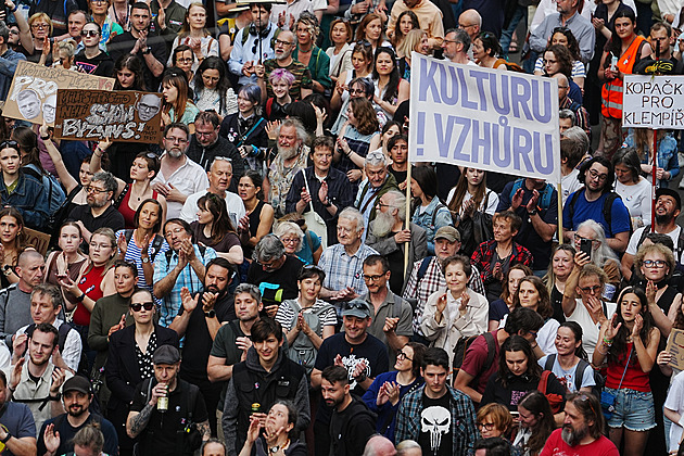 „Co to je tady za hnusnou Macinku?“ Tisíce lidí podpořily v centru Prahy ČT a ČRo
