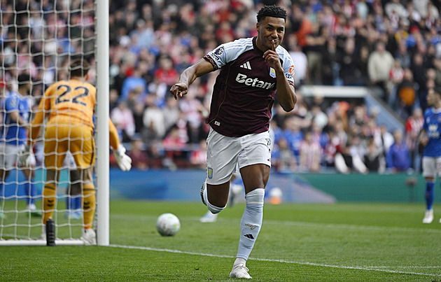ONLINE: Aston Villa hraje na Burnley, večer derby Arsenalu s West Hamem