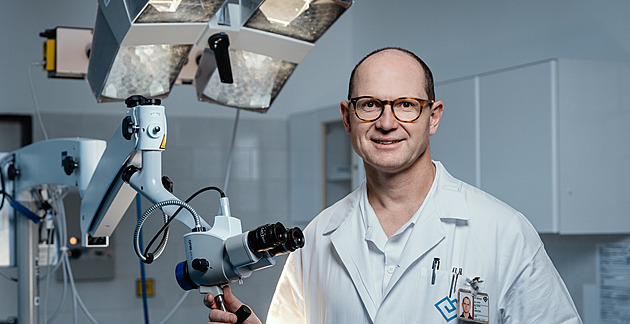 Ztráta sluchu nebolí, ale může vést k demenci. Profesor Bouček vypráví