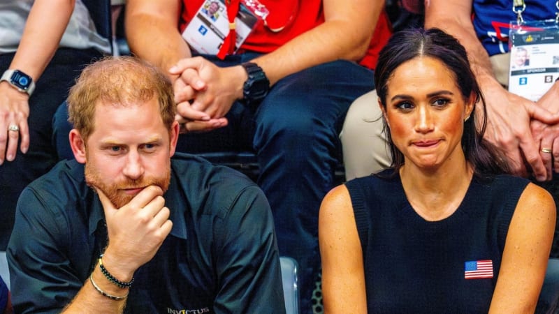 Vyhlásil král Harrymu s Meghan „válku“? O dalším vyostření vztahů svědčí drobný detail