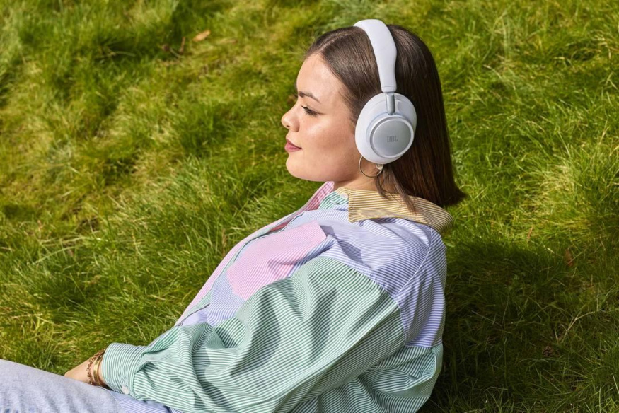 JBL uvedlo dvoje nová náhlavní sluchátka Live 680NC a Live 780NC, zaujmou designem i funkcemi