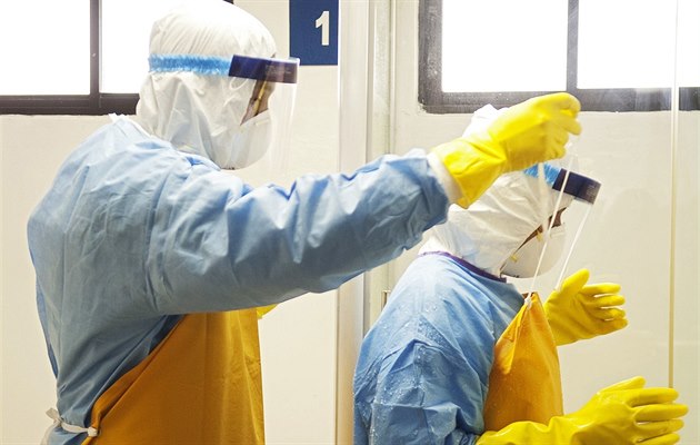 Člověk s vysokým rizikem nákazy ebolou je na cestě do Česka, hlásí CDC