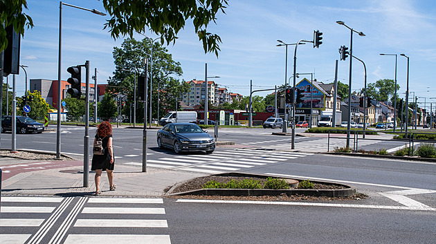 Na červenou projede i šest aut včetně kamionu. Olomouc chce řidiče ukáznit kamerami