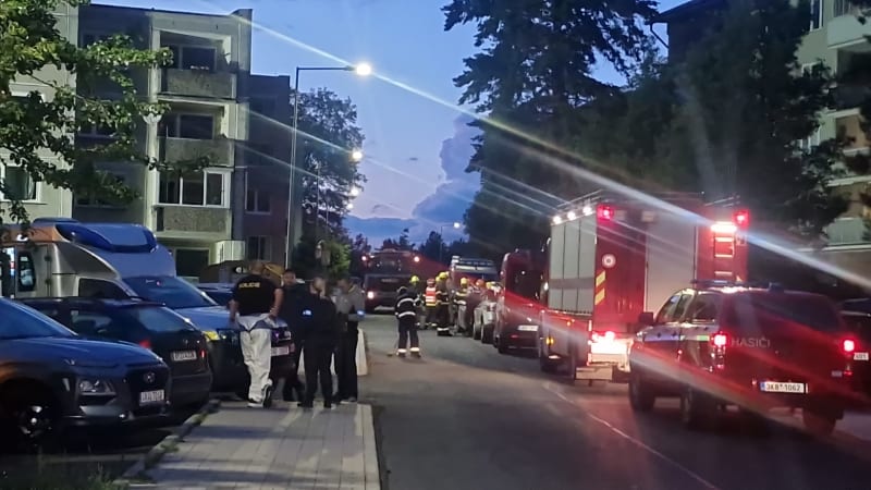 Ohlušující výbuch a tlaková vlna v paneláku v Toužimi. Zřejmě šlo o pyrotechniku domácí výroby