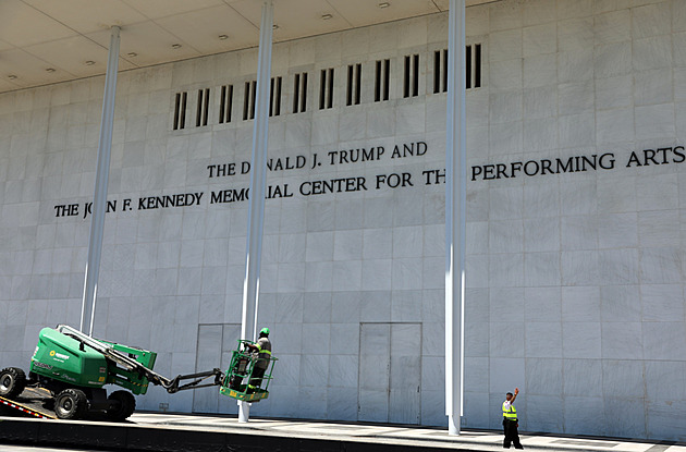 Trump se brání proti rozhodnutí o odstranění jeho jména z Kennedyho centra