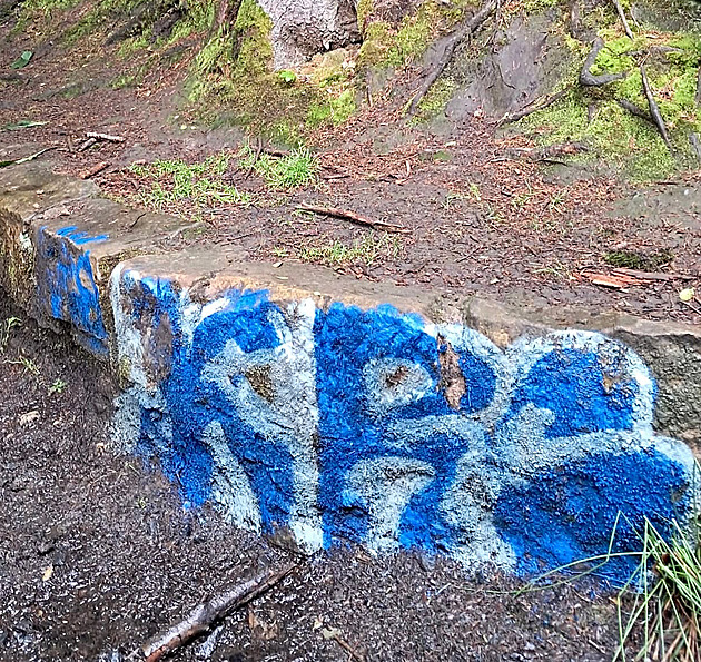 Vandal poničil oblíbené místo v Českém ráji, sprejem počmáral pískovcové bloky