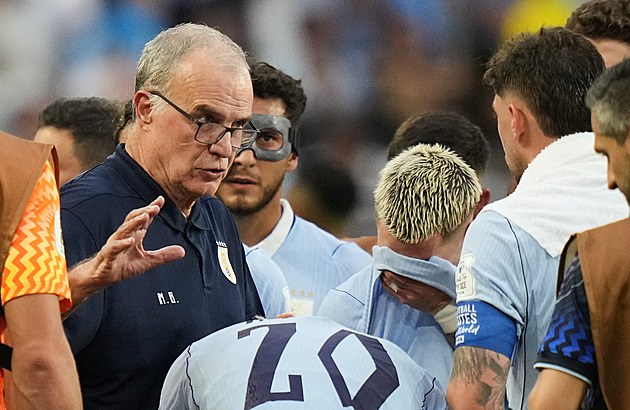 Pohled do země jako protest proti FIFA. Bielsa dostává svérázné pověsti i na MS