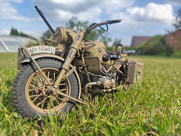 Model motocyklu BMW R75 se sajdkárou promlouvá skrze detaily a patinu