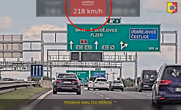 Dvakrát přes 200, mobil na volantu. Policie se pochlubila úlovky z Pražského okruhu