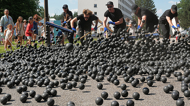 Festival KoresponDance, to jsou i koule v ulicích a tanec s berlemi