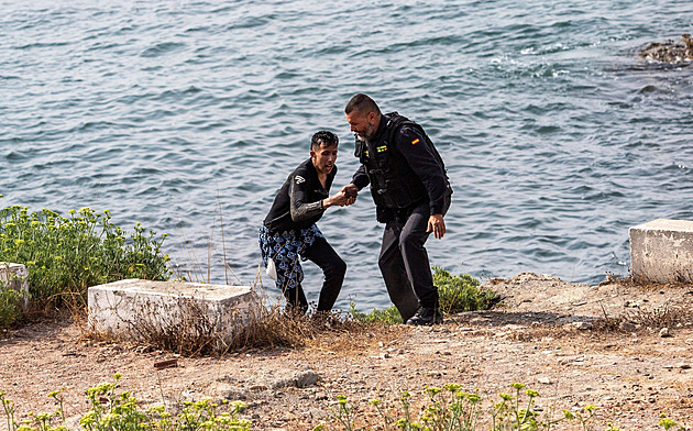 Za deset dní připlulo na 1500 migrantů, naříká španělská Ceuta a žádá o pomoc