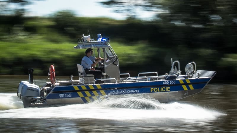 Mrtvé tělo vylovili z Labe. Všimli si ho rybáři, případ vyšetřuje policie