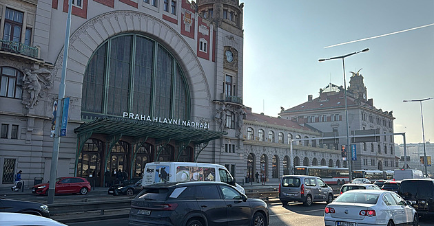 Dítě se na hlavním nádraží překlopilo z kočárku a spadlo do kolejiště