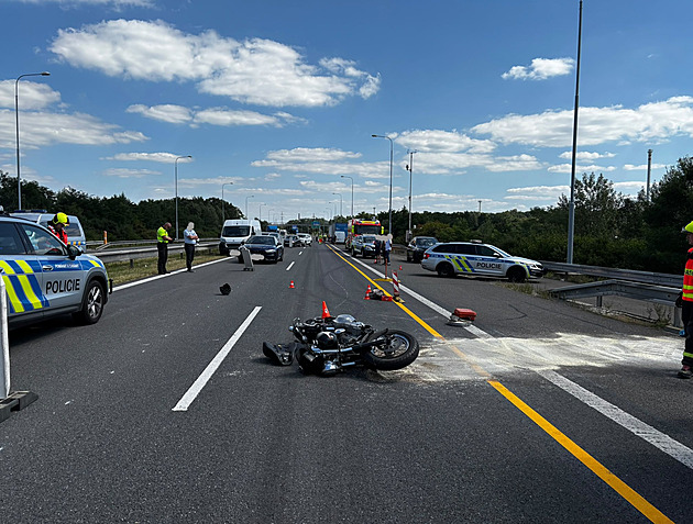 Motorkář po kolizi na D1 přeletěl do protisměru, kde se střetl s kamionem