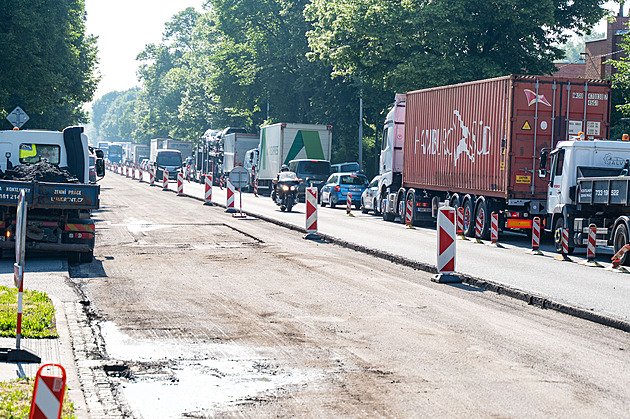 Silničáři úplně zavřeli průtah Huštěnovicemi, potíže čekejte i u Pozděchova