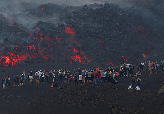 Etna chrlí lávu a láká davy. Turisté se k sopce vydávají i v žabkách